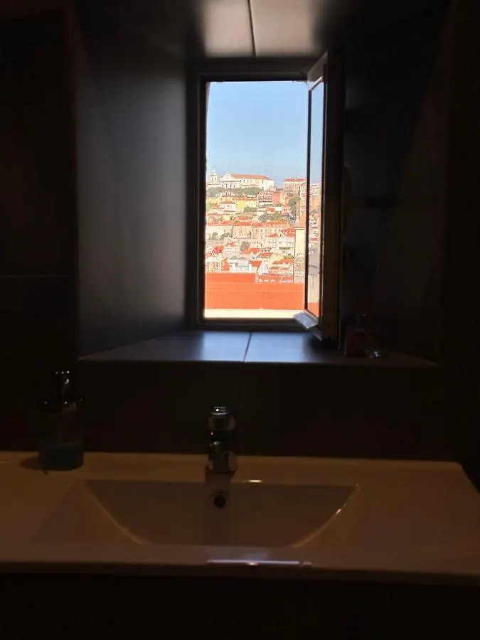 Quarto Privativo Com Varanda E Vista Para O Rio Lisboa Portugal
